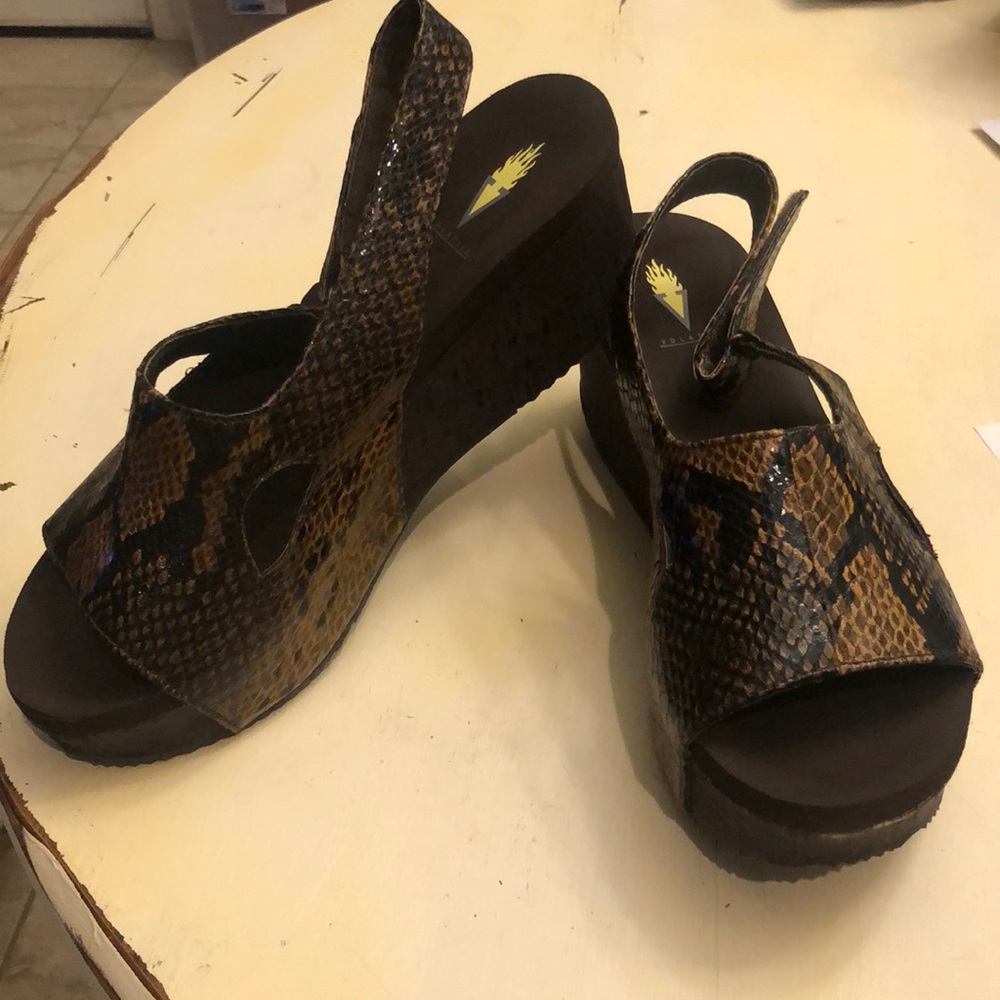 Volatile sandals